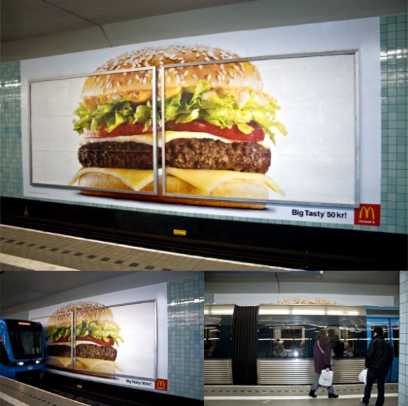 通常の看板に収まりきれないほどの特大ボリューム!を表現しているようです。