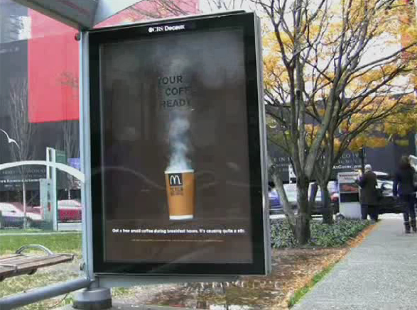 無料コーヒーキャンペーンの屋外広告。とてもユニークな動画なので、リンクから直接ご覧ください。
