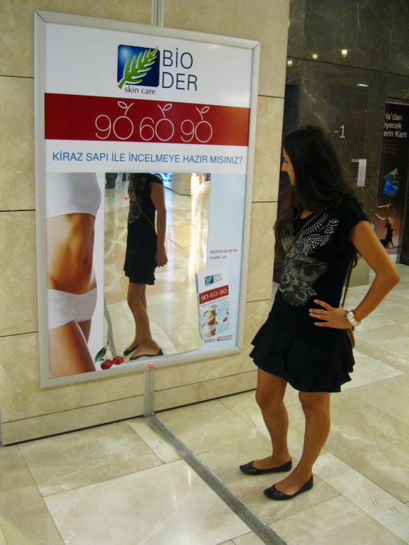 ダイエットサプリメントの屋外広告。鏡に映るようなスリムな自分になれますよ!的な感じです。鏡は凹面鏡(笑)