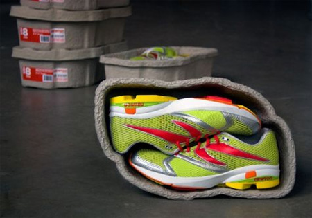 外箱と内包紙を併せたトレーニングシューズのパッケージ