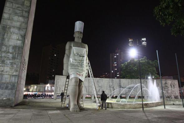 新聞社ポータル主催のコンテスト(シェフチャレンジ)を告知する石像風オブジェ広告。それにしても大げさ過ぎませんか(笑)≪ブラジル≫