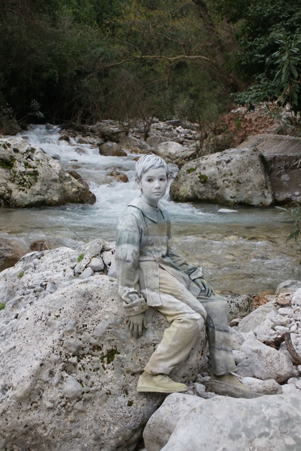 ファインアートボディペインティング：渓流に溶け込む少年