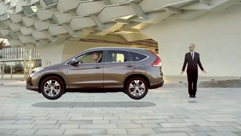 平然と宙に浮いている様子