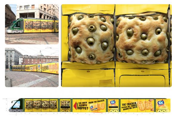 クラッカーの市電ラッピング広告。路面電車のジャック広告のようですが、ジャックするにしても程がありますよ。窓も完全にふさがれてます(笑)≪イタリア≫