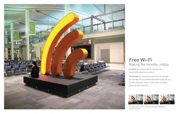トロント、ピアソン国際空港のWi-Fi利用を告知するオブジェ。空港利用者へのメリットをお知らせするとは言え、少々大げさ過ぎませんか?うけます。≪カナダ≫