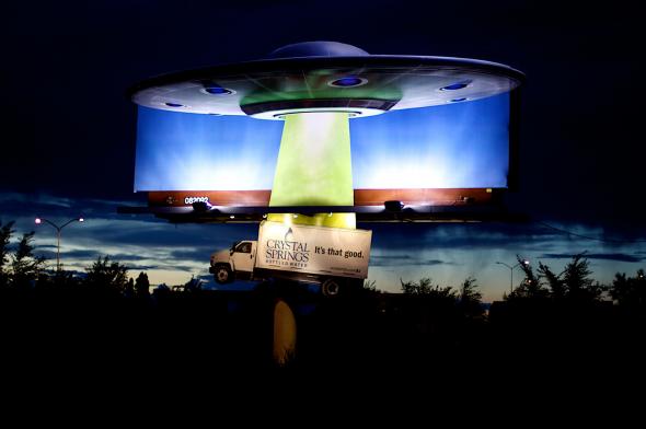 クリスタルスプリングスミネラルウォーターの販促用屋外ポスター。配送途中のトラックがUFOに拉致されそうです!あまりにも美味しすぎると言う事ですねw≪米国≫