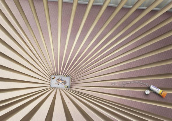 ボルタレン(鎮痛剤)の販促ポスター。赤ちゃんが遠くに感じるほど痛いなら、、、という描写らしいです。<スイス>