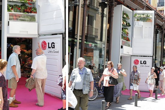 冷蔵庫(LG)の屋外広告。冷蔵庫に見えるのは家電店の入り口のドア、大容量ということを伝えたいようですね。<スペイン>