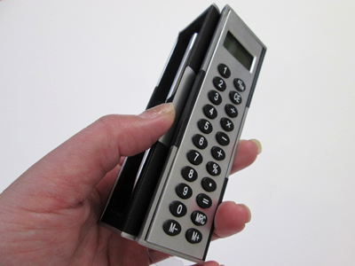 ノベルティ:トリックケース電卓(ボールペン付)