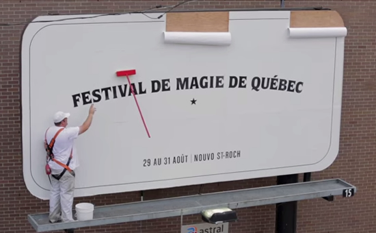 するとどうでしょう。モップが手から離れ、勝手に作業を進めるではありませんか?