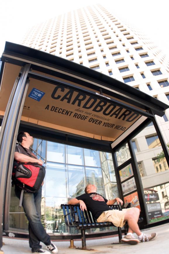 慈善団体ユナイテッドウェイの寄付を呼びかける屋外広告。「段ボールの屋根では暮らせません」と市バスのシェルターで展開されたキャンペーン。<米国>