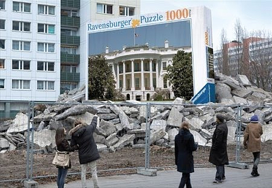 パズルの屋外広告。解体現場での瓦礫をパズルのピースに見立てているようです。これはクールですね。<米国>