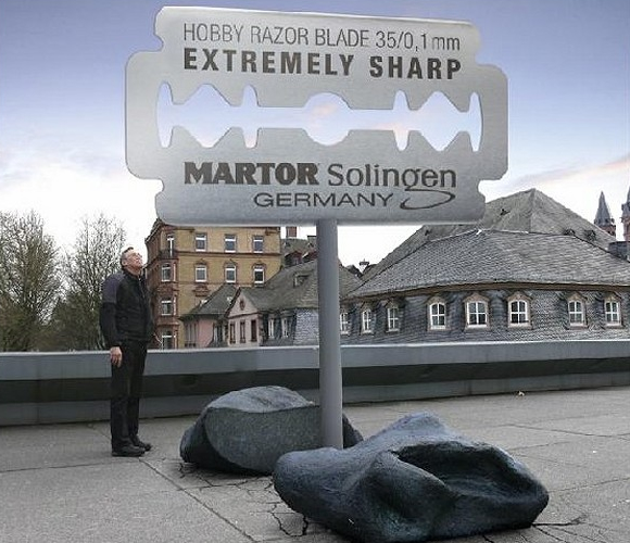 カミソリの刃の屋外広告。降ってきた隕石も、真っ二つになるほどの切れ味だそうです。<ドイツ>