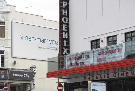 グーグル音声検索アプリケーションの屋外広告。「映画館に入る前に、上映スケジュールを検索しよう」のようですね。<英国>