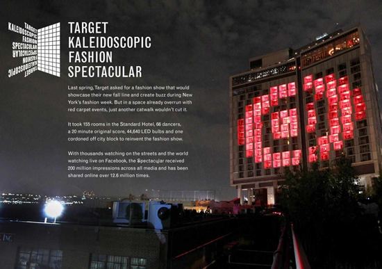 ホテルの窓でファッションショー。光、音、ダンススペクタクルで20分間のショーを演出。<米国>