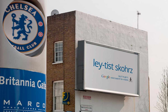 グーグル音声検索アプリケーションの屋外広告。「サッカースタジアムに入る前に、最新スコアを検索しよう」のようです。<英国>