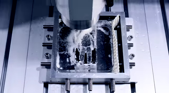 正確に削られていく氷から、徐々に<宇宙飛行士>が模(かたど)られていきます。