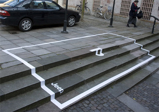 ジープの屋外広告。道路に描かれた駐車スペースは、悪路を得意とするジープの特性を見事に表現しています。<デンマーク>