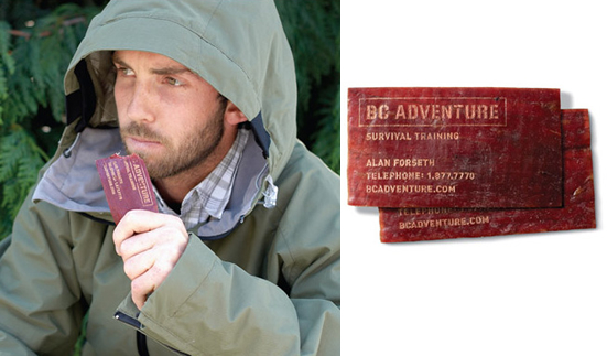 観光情報サイト(ブリティッシュコロンビア州旅行情報)の名刺広告。サバイバルを楽しんで貰うことを目的に、食べられる名刺は制作されました。<カナダ>