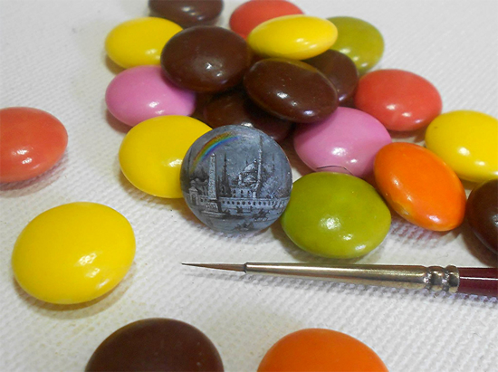 チョコレートに描かれた小さな風景画