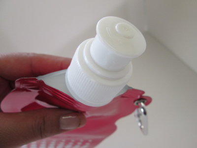 ノベルティ:カラビナ付折りたたみボトル500ml