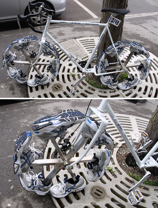 アシックスのゲリラマーケティング。自転車とスポーツシューズが融合、トライアスロン大会の沿道にてお披露目されたとのことです。<ドイツ>