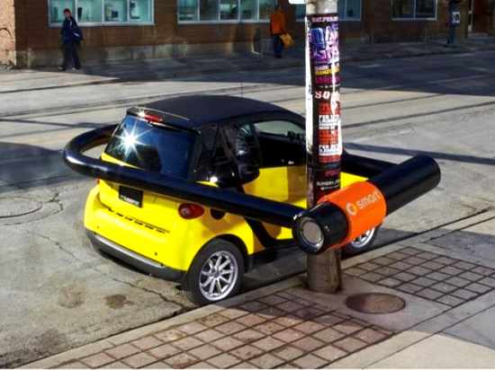 スマートのゲリラマーケティング。自転車ロック(特大サイズだけど)で盗難対策は十分、とより小ささをアピールしています。<カナダ>