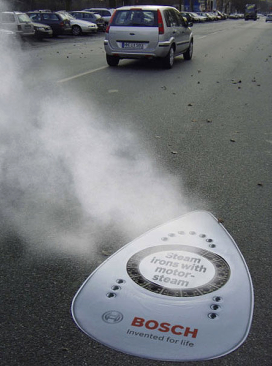スチームアイロン(Bosch)の屋外広告。マンホールのフタをデザインし、スチームアイロンに見立てた巧いアイデアです。<ドイツ>