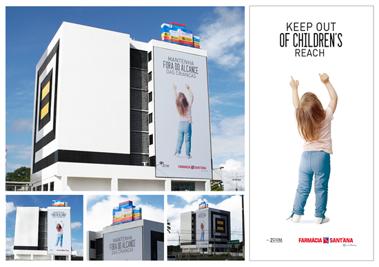 薬局(Pharmacy Santana)の屋外広告。薬は子どもの手の届かないところへ、と安全性を呼びかけています。<ブラジル>