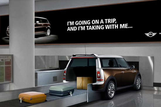 ミニの屋内広告。多くの荷物が積めるというミニクーパークラブマン、そのセールスポイントをエアポートの荷物カルーセルで表現したようです。<米国>