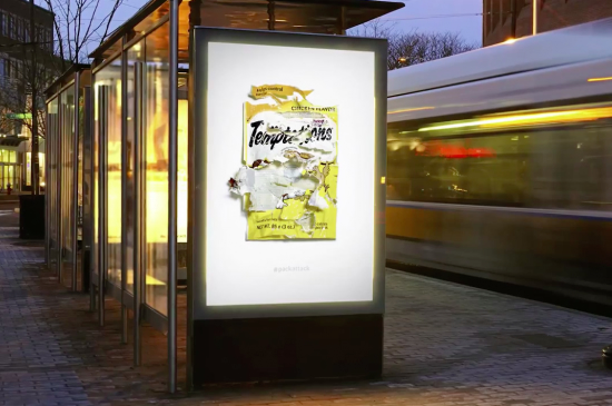 キャットフード(Temptations)の屋外広告。ボロボロに引き裂かれたおやつの袋は、食欲旺盛になる猫の様子を表現しています。動画と併せてどおぞ。<米国>