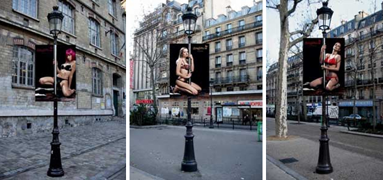 ストリップクラブ(stringfellows)の屋外広告。街路灯を利用し、ポールダンスをしている美しいダンサーを表現しています。<フランス>