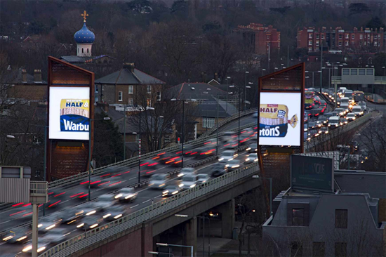 ベーカリー(Warburtons)の屋外広告。ブラウン小麦粉と全粒小麦粉が原材料の同社製品「ハーフ&ハーフ」を表現しています。<イギリス>