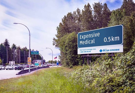 保険会社(Pacific Blue Cross)の屋外広告。「医療費が高い米国まで0.5km」と、国境付近で旅行保険の加入を促がしています。<カナダ>
