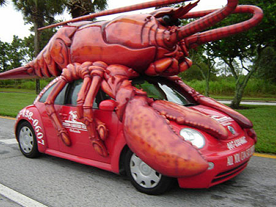 シーフードレストラン(Boston Lobster)の車両屋外広告。フロリダ州では割と有名なレストランだそうですが、それにしてもド派手な広告カーですね。<米国>