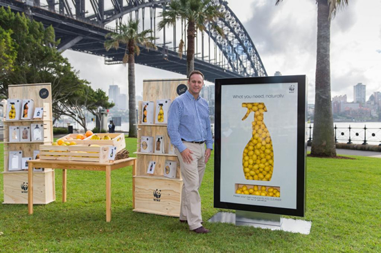 世界自然保護基金(WWF)の屋外広告。洗剤や美容製品は、レモン・グレープフルーツ・ミントなど自然素材を使いましょう、と啓発しています。<オーストラリア>