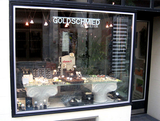 高級時計店のゲリラマーケティング。目立つショーウィンドウのヒビ・・・もちろんこれはフェイク。広告効果のほどは謎です。<スイス>