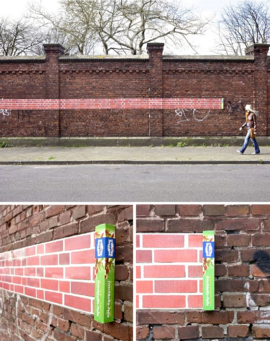 ラップメーカー(toppits)の屋外広告。「いつでも新鮮」と、壁を利用し鮮度を保つラップの性能をアピールしています。<ドイツ>