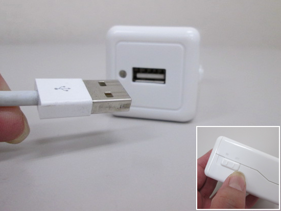 ノベルティ:モバイルチャージャー(単3形乾電池×4本) ホワイト