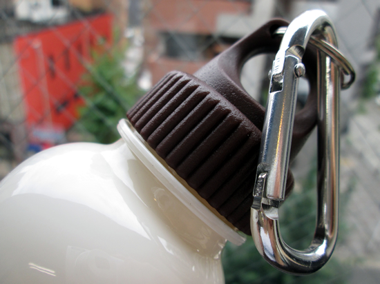 ノベルティ:カラビナ付カラフルボトル 350ml ホワイト