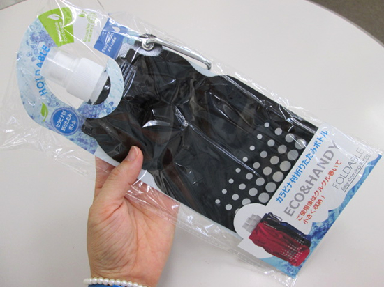 ノベルティ:カラビナ付折りたたみボトル500ml アソート