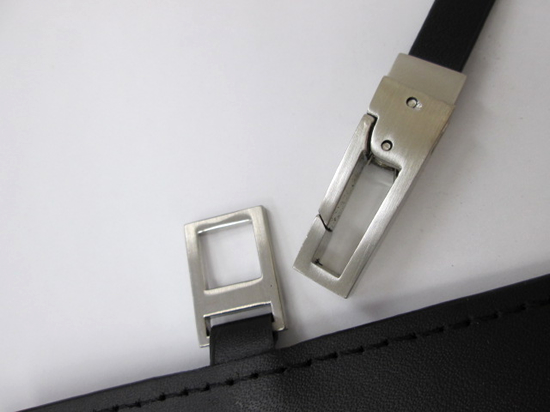 ノベルティ:レザーIDカードホルダー(ネックストラップ付)