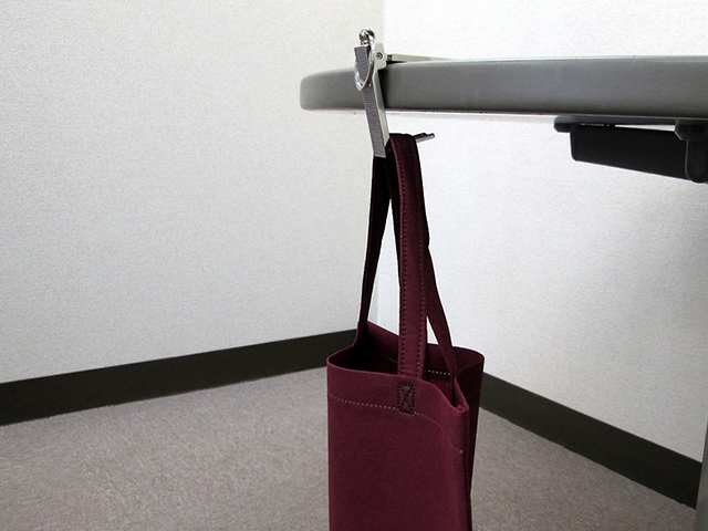 ノベルティ:スマホスタンドになるバッグハンガー