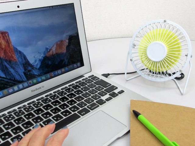 ノベルティ:卓上USB扇風機 アソート3色取混