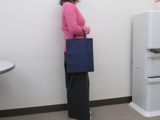 ノベルティ:アドバッグ75 持ち手付A4 紺