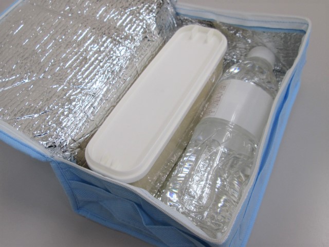 ノベルティ:不織布保冷3WAYスクエアポーチ フロスティブルー