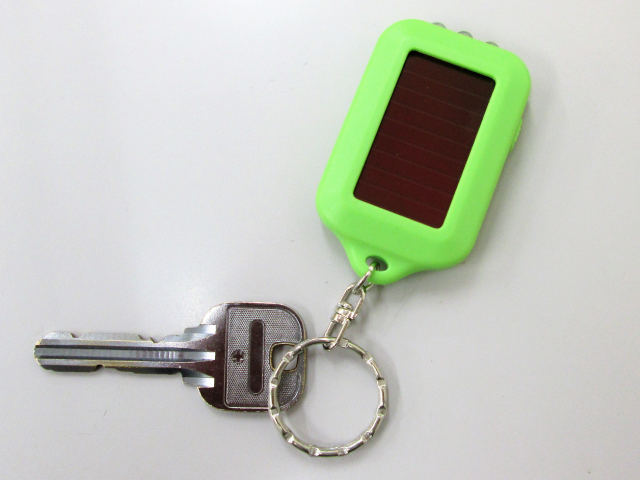 ノベルティ:ソーラーLEDキーホルダー E/黄緑