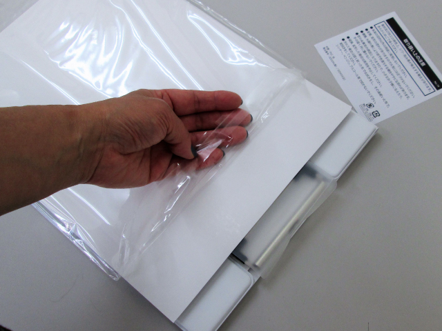 ノベルティ:A4バインダー(2ツ折) 白