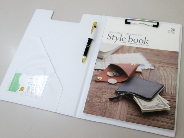 ノベルティ:A4バインダー(2ツ折) 白