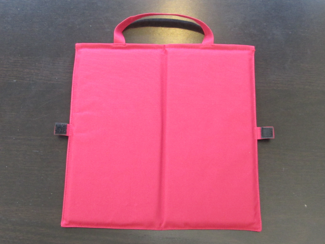 ノベルティ:バッグにもなるシートクッション ワインレッド